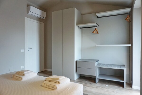 Deluxe Apartment, Lake View | Individually decorated, individually furnished, desk, free WiFi - Borgo Predeschera (Lonato del Garda)