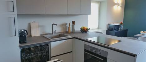 Panoramic Apartment, Lake View | Dapur peribadi | Peti sejuk, ketuhar gelombang mikro, ketuhar, dapur