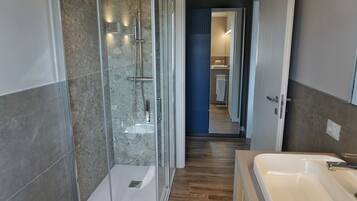 Deluxe Apartment, Lake View | Bathroom | Shower, free toiletries, hair dryer, bidet