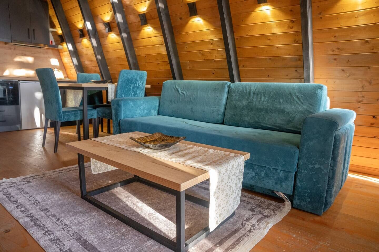 Een televisie en een open haard