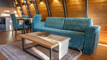 Een televisie en een open haard