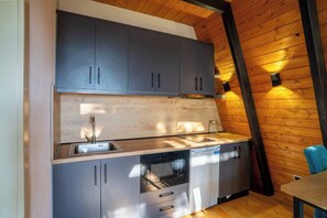 Kühlschrank, Mikrowelle, Herdplatte, Kochgeschirr/Geschirr/Besteck