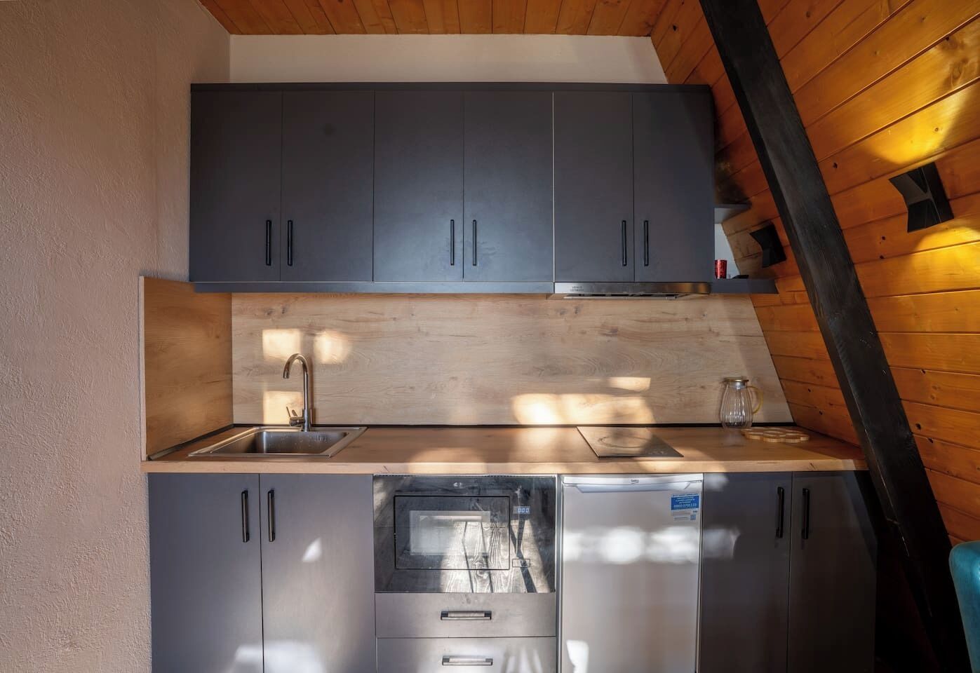 Réfrigérateur, micro-ondes, plaque de cuisson