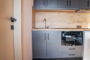 Kühlschrank, Mikrowelle, Herdplatte, Kochgeschirr/Geschirr/Besteck