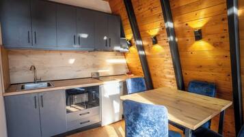 Réfrigérateur, micro-ondes, plaque de cuisson