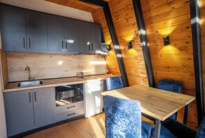 Kylskåp, mikrovågsugn, spishäll och grytor/köksredskap