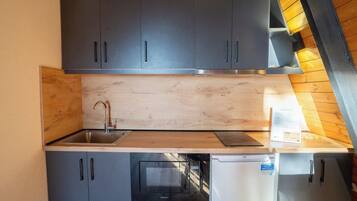 Réfrigérateur, micro-ondes, plaque de cuisson