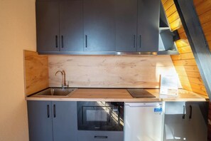 Kylskåp, mikrovågsugn, spishäll och grytor/köksredskap