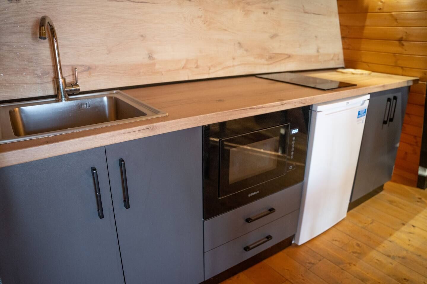Geladeira, micro-ondas, cooktop, talheres/pratos/utensílios de cozinha