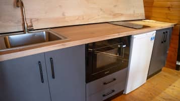 Geladeira, micro-ondas, cooktop, talheres/pratos/utensílios de cozinha