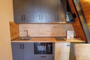 Jääkaappi, mikroaaltouuni, liesi, keittoastiat/astiat/ruokailuvälineet
