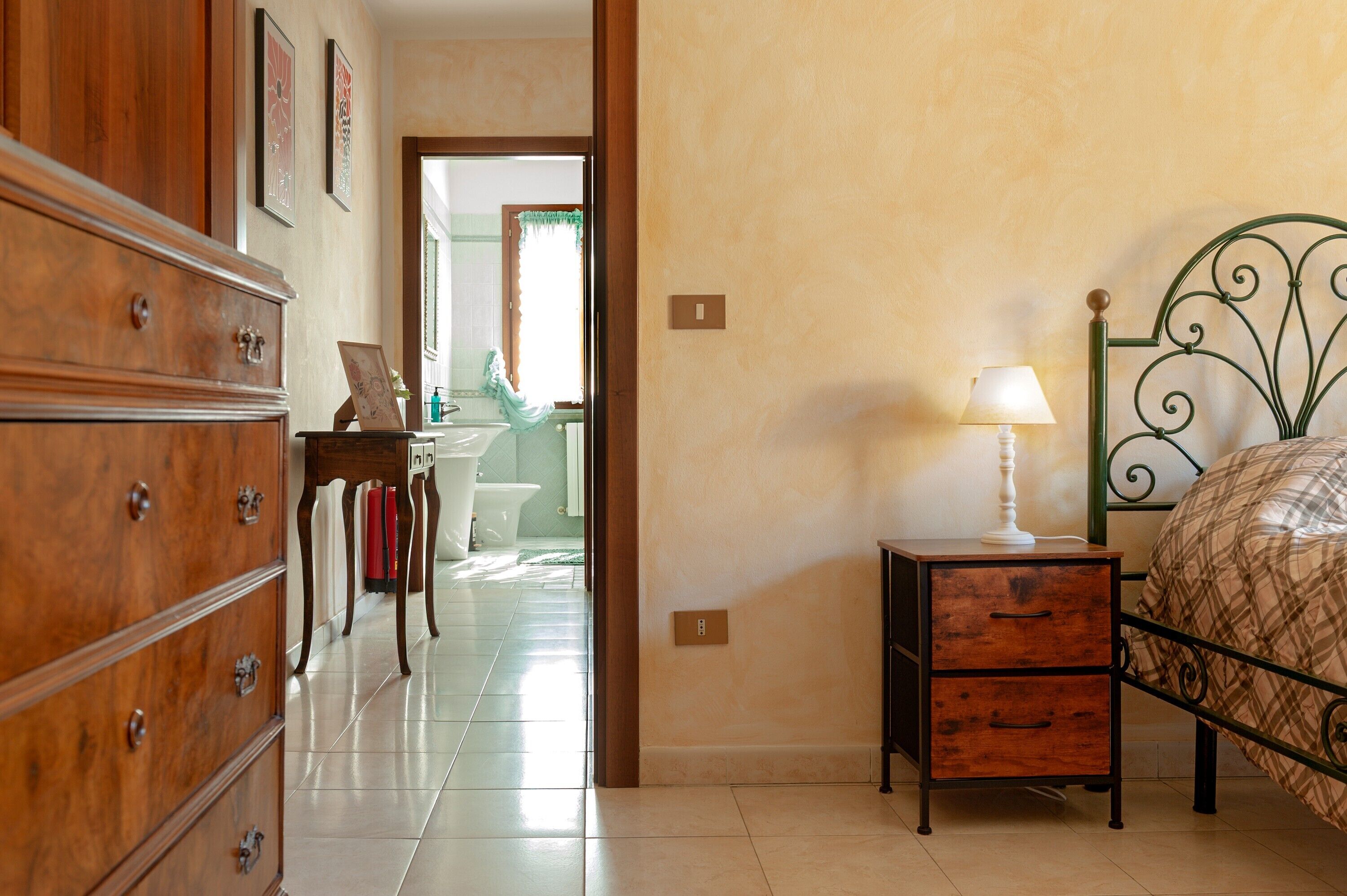 2 habitaciones, tabla de planchar con plancha, wifi y ropa de cama 