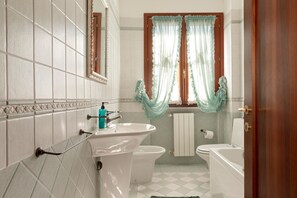 Dusj, hårføner og håndklær