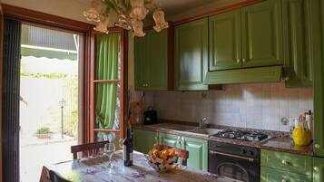 Frigorifero, microonde, forno, piano cottura