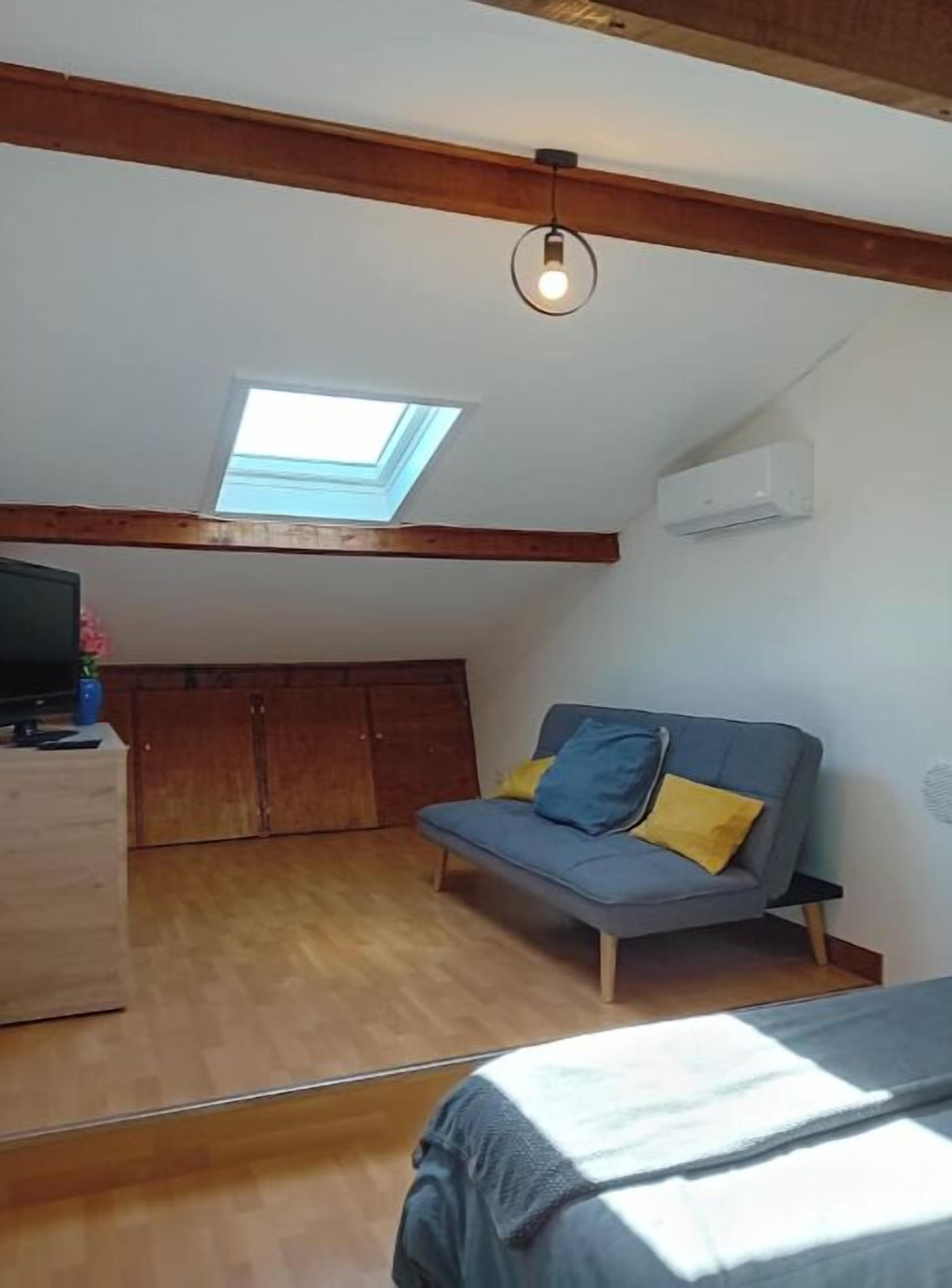 1 slaapkamer, een strijkplank/strijkijzer, reisbedje, gratis wifi