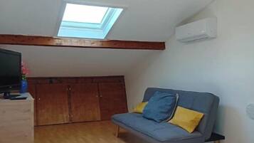 1 slaapkamer, een strijkplank/strijkijzer, reisbedje, gratis wifi