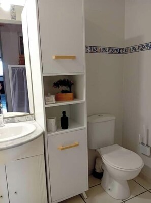 Shower, hair dryer, towels, toilet paper - Studio with swimming pool, shops 5 minutes away. GRD pine forest in quiet neighborhood (Nissan-lez-Enserune)