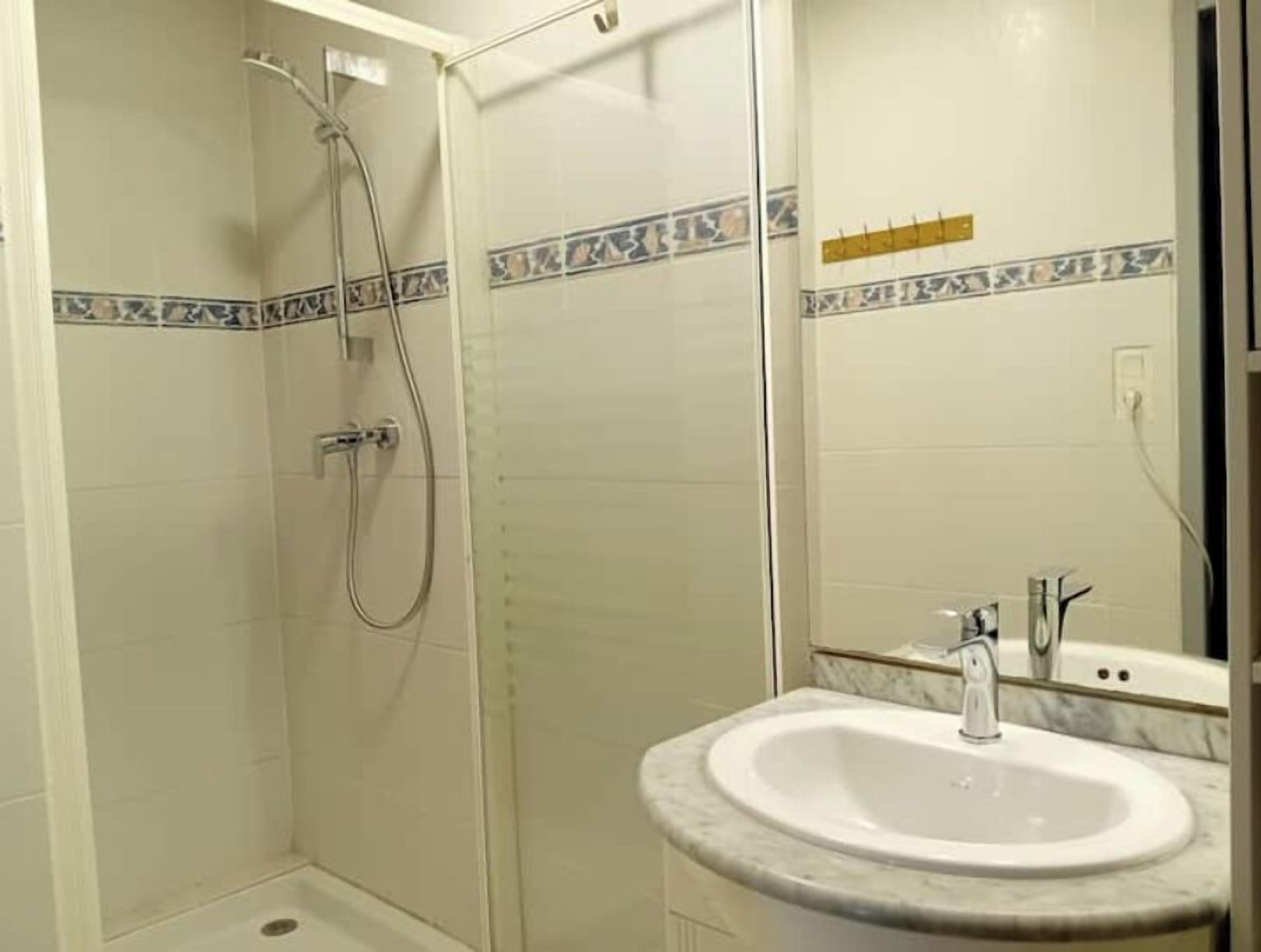 Douche, sèche-cheveux, serviettes fournies, papier toilette