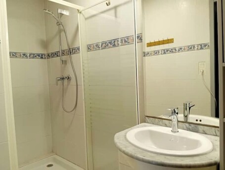 Shower, hair dryer, towels, toilet paper. Studio with swimming pool, shops 5 minutes away. GRD pine forest in quiet neighborhood