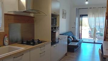 Réfrigérateur, micro-ondes, four, plaque de cuisson