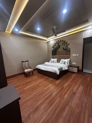 Luxury Double Room | Egyptian cotton sheets, premium bedding, down duvets - Ambassador Homestay - A Experiential Stay (Agra)