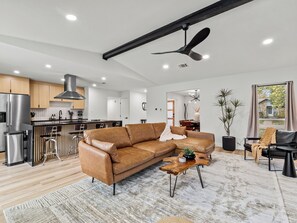 Smart TV, offices - Viva Las Stay / Pool + Hot Tub + Putting Green (The Colony)
