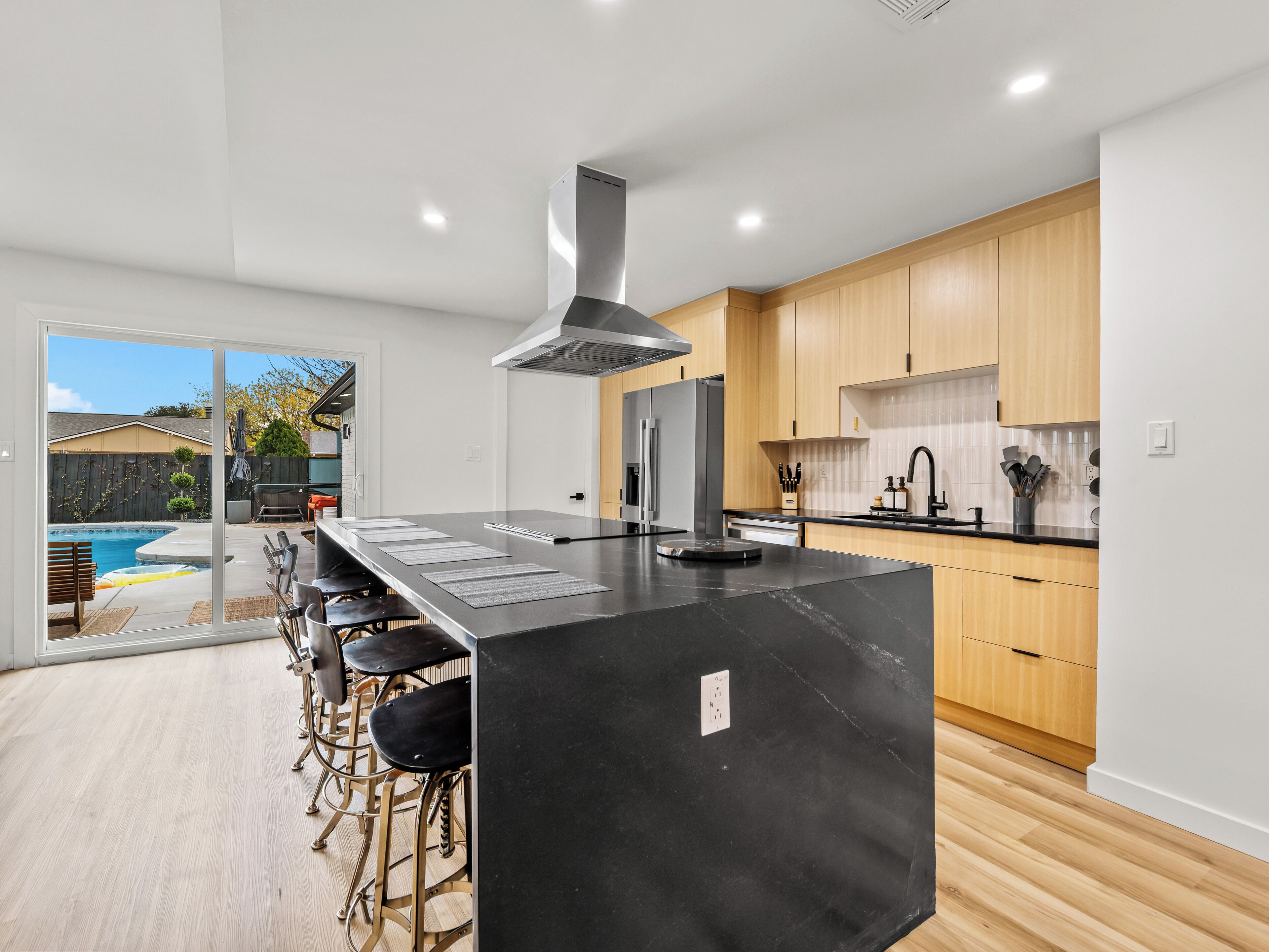 Jääkaappi, mikroaaltouuni, uuni, liesi