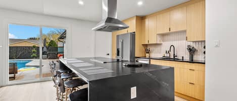 Jääkaappi, mikroaaltouuni, uuni, liesi