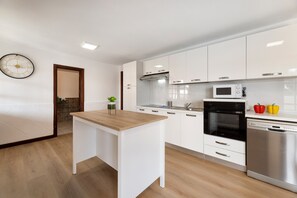 Kühlschrank, Mikrowelle, Ofen, Geschirrspüler
