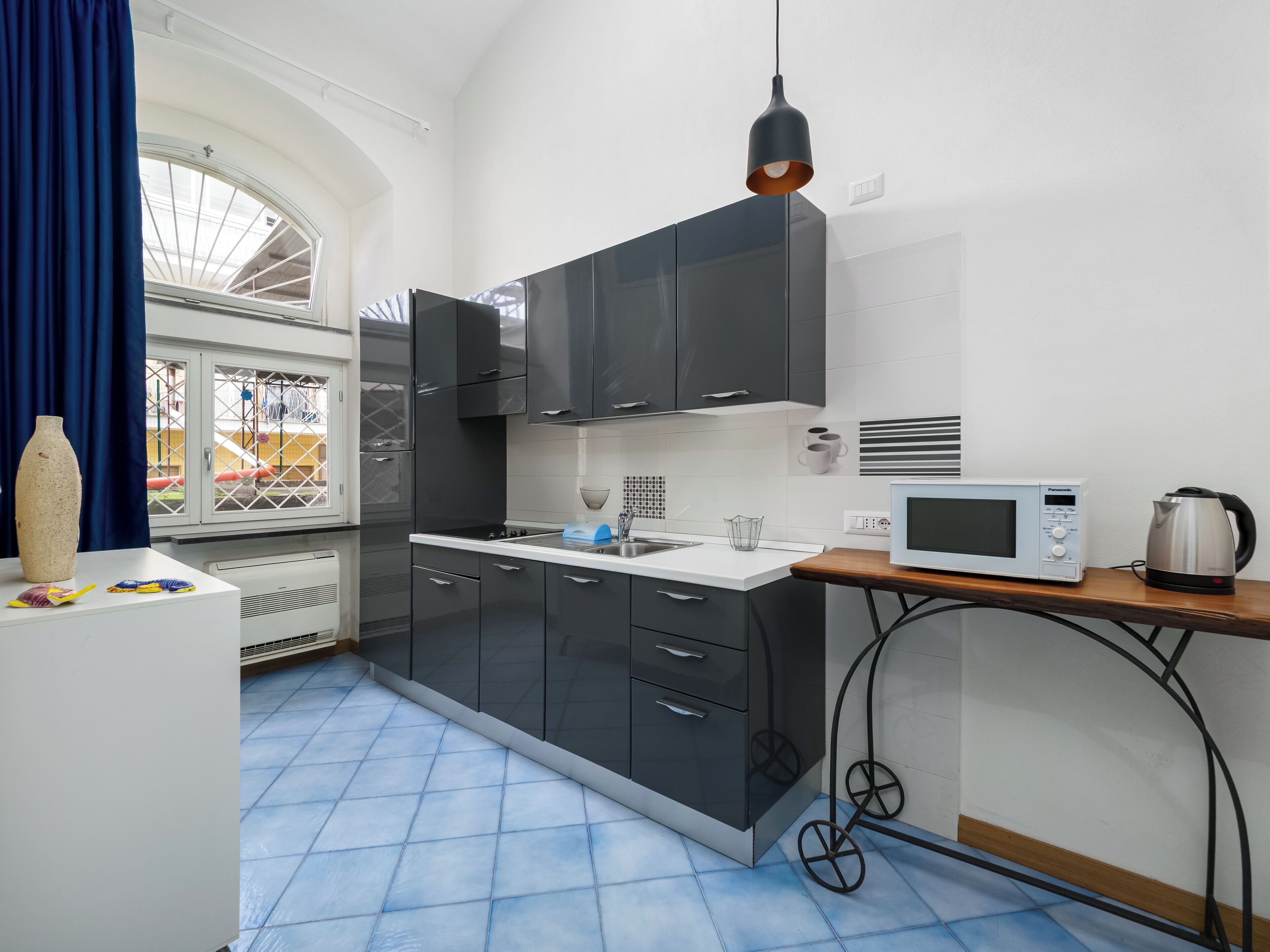 Comfort Apartment | Private kitchen | Fridge, microwave, stovetop, cookware/dishes/utensils