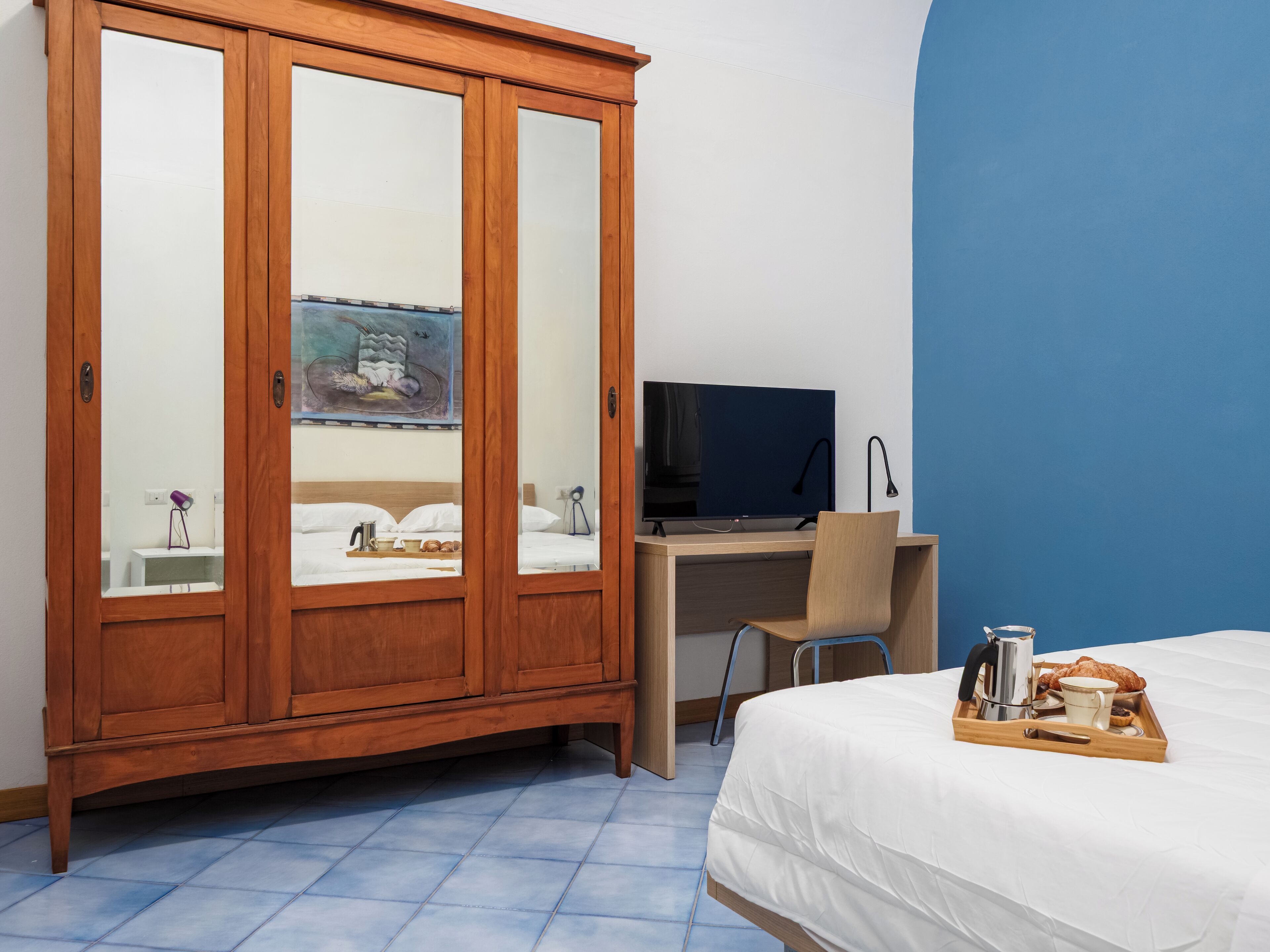 Comfort Apartment | In-room safe, desk, laptop workspace, blackout drapes