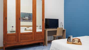 Comfort-huoneisto | Tallelokero huoneessa, työpöytä