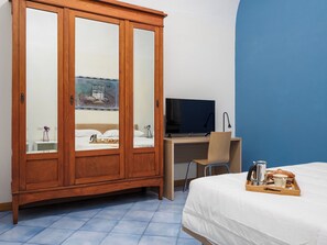 Comfort Apartment | Peti besi dalam bilik, meja, ruang kerja komputer riba 