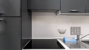 Comfort Apartment | Private kitchen | Fridge, microwave, stovetop, cookware/dishes/utensils