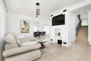 Een televisie en een kantoor