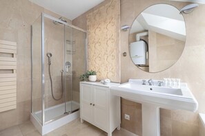 Dusche, Haartrockner, Handtücher, Shampoo
