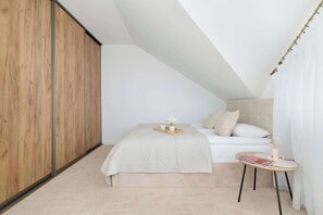 3 habitaciones, escritorio, tabla de planchar con plancha y wifi 