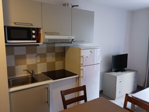 Frigorífico, microondas, cafetera o tetera y hervidor eléctrico