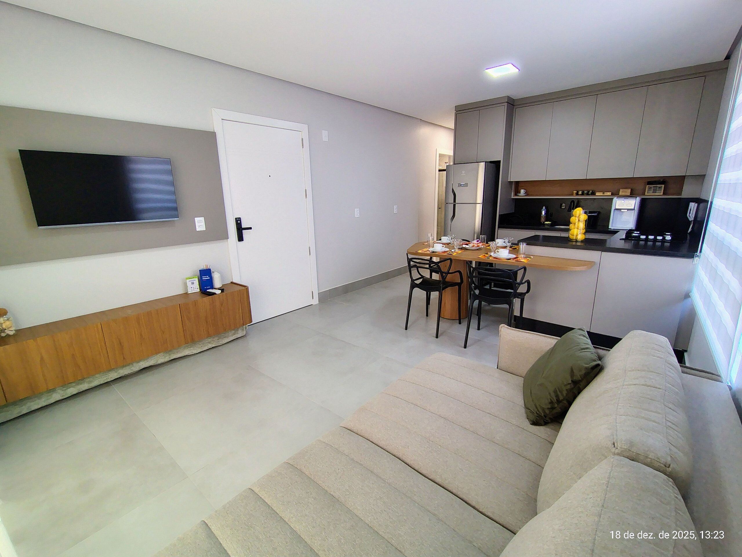 基础公寓 | 起居区 | 32-英寸智能电视（配备数码频道）