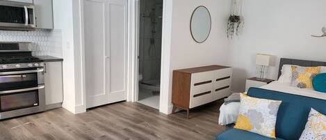 Silitysrauta/-lauta, Wi-Fi, vuodevaatteet