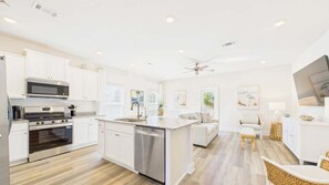 Fridge, microwave, oven, stovetop - Palmeras Place 170-Townhouse-Sleeps 10 (Panama City Beach)