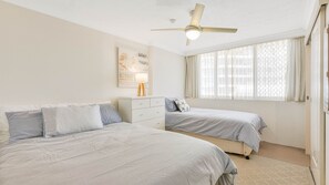2 bedrooms, Internet, bed sheets - Aries Unit 14 - beach front unit includes WiFi (Coolangatta)