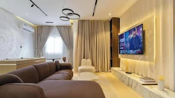 Deluxe Apartment, Balcony, City View | Living area