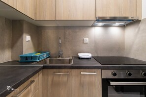 Coffee/tea maker, fridge, oven, stovetop - Apollon - Premium Studio Near Metro Athens (Athina)