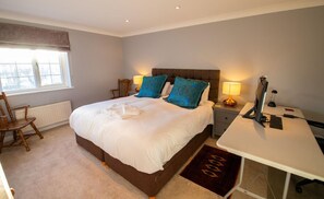 3 bedrooms, travel crib, WiFi, bed sheets - Rye & Shine - Rye Town Centre (East Sussex)
