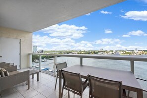 Outdoor dining - Beautiful Bay View · Walk to Sunny Isles Beach (Sunny Isles Beach)