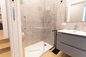 Shower, hair dryer, bidet, towels - Plana Residence Apartment 6 Piazza Firenze Corso Sempione Milan (Milano)