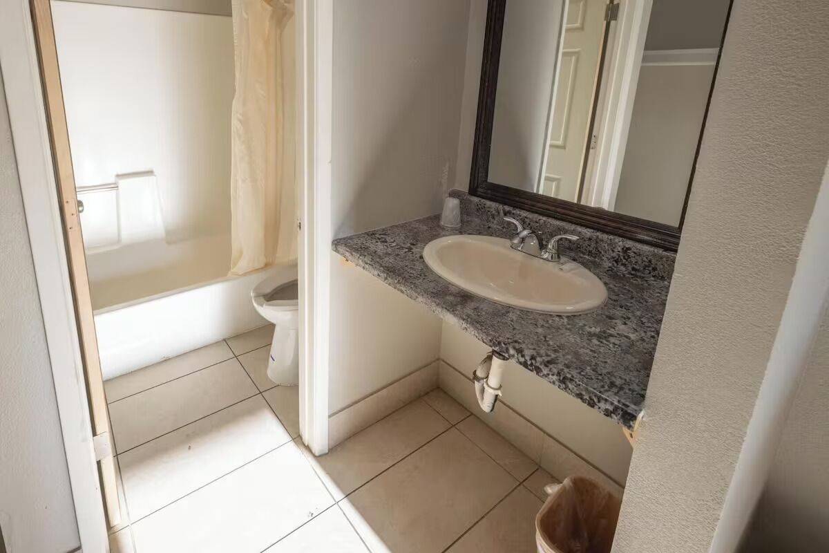 Budget-friendly W/ One Queen Deluxe Near Phoenix Convention Center - Mesa, AZ
