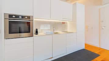 Køleskab, mikrobølgeovn, ovn, kogeplade