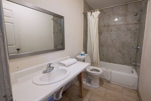 Sèche-cheveux, serviettes fournies